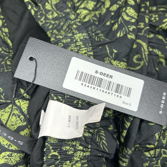 Elegant Black and Green Floral Women's Skirt - Picture 5 of 5